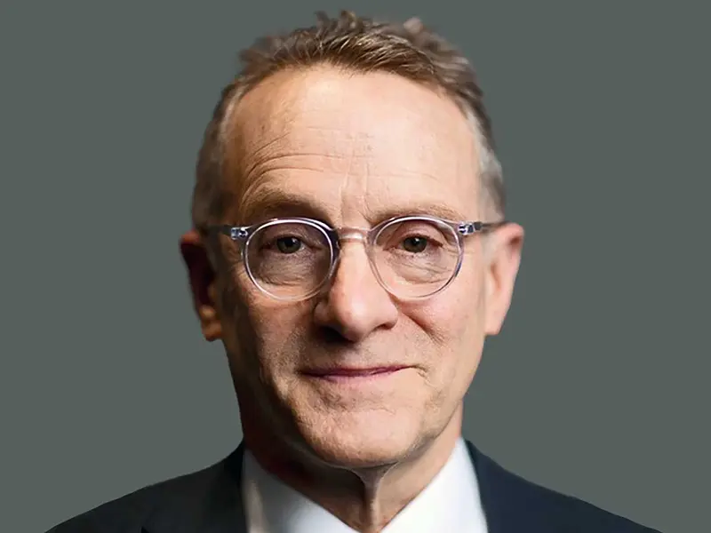 Retrato de Howard Marks, cofundador de Oaktree Capital y autor de Lo Más Importante para Invertir con Sentido Común